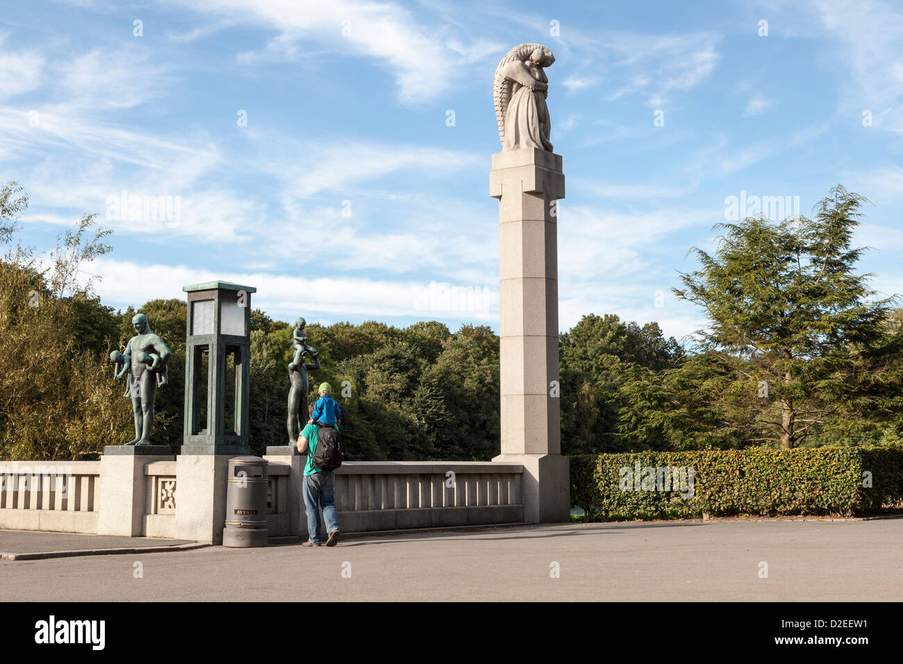 Un père tient son fils lors d'une promenade dominicale au parc des sculptures de Vigeland à Oslo, en Norvège. Banque D'Images Un père tient son fils lors d'une promenade dominicale au parc des sculptures de Vigeland à Oslo, en Norvège. Banque D'Images