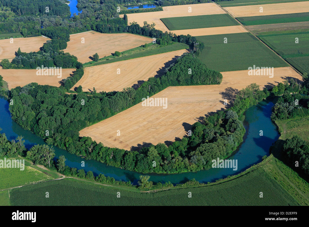 France, Marne (51), Vallée de la Marne, la rivière serpente entre champs cultivés cerealiere (photo aérienne) Banque D'Images