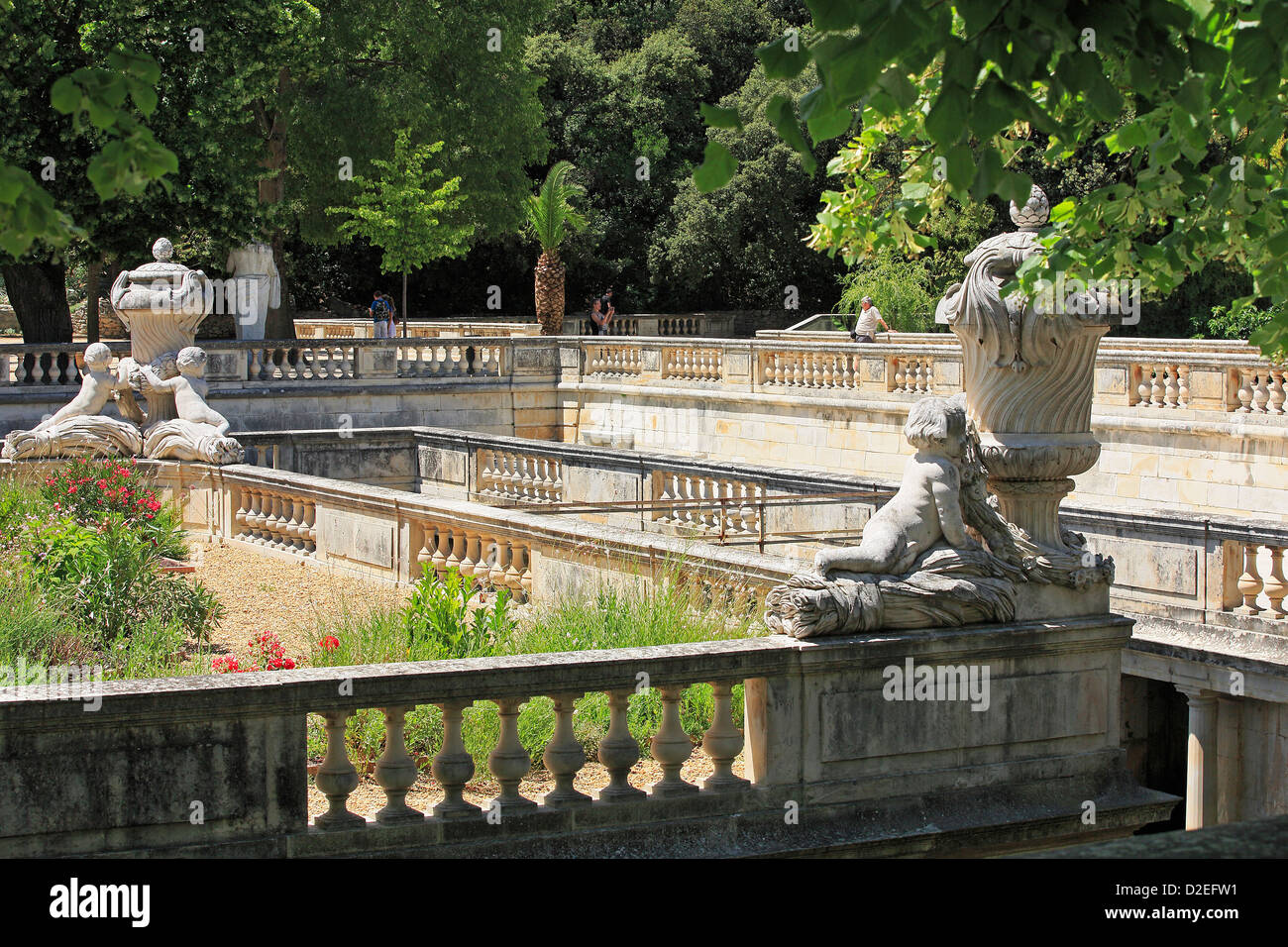 La France, Gard (30), Nîmes, Les Jardins de la fontaine, à travers les