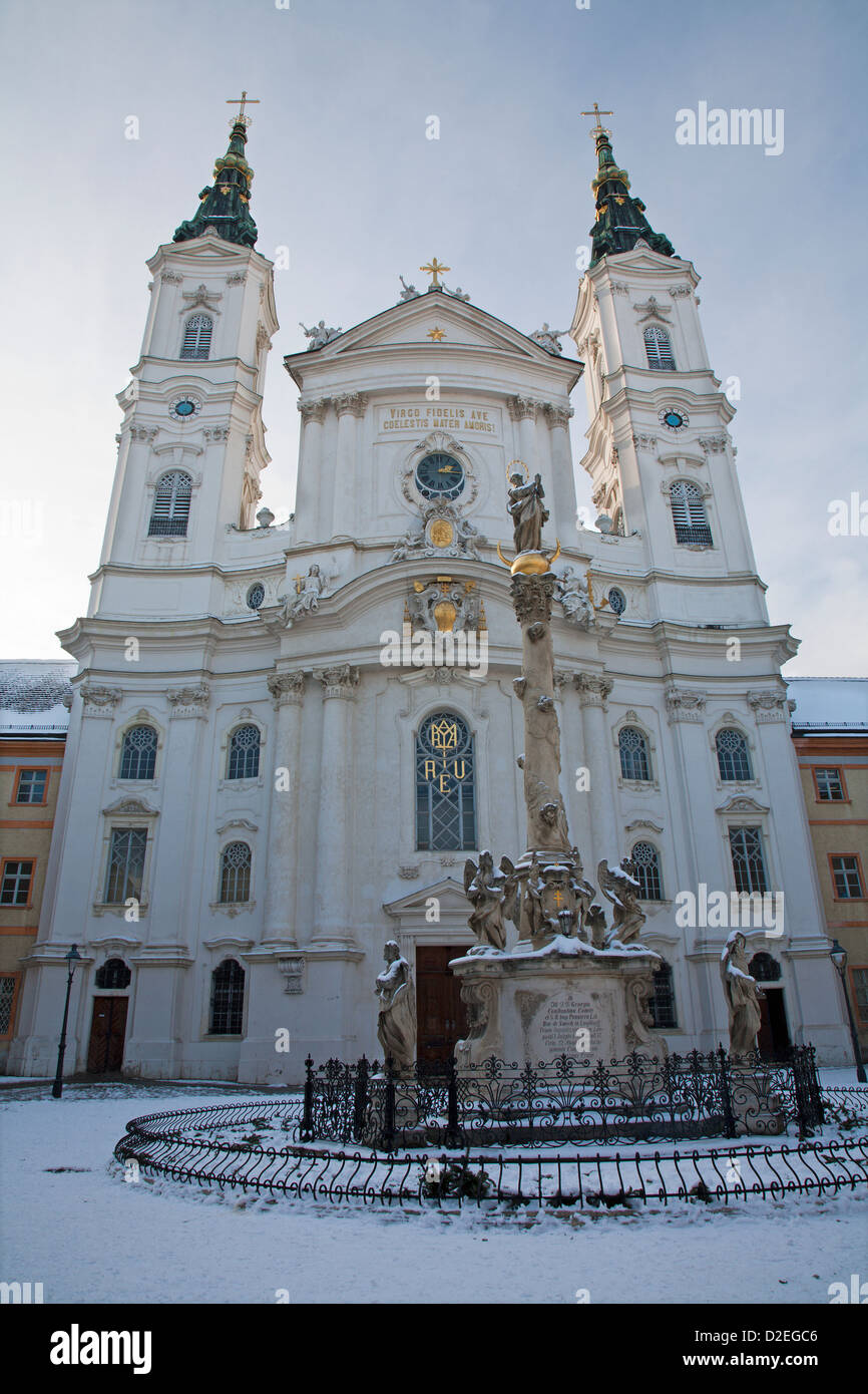 Vienne - église baroque Maria Treu et colonne. Banque D'Images