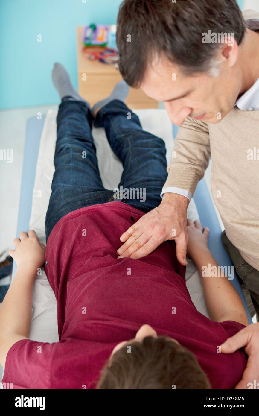 palpation-ventre-enfant-banque-de-photographies-et-d-images-haute