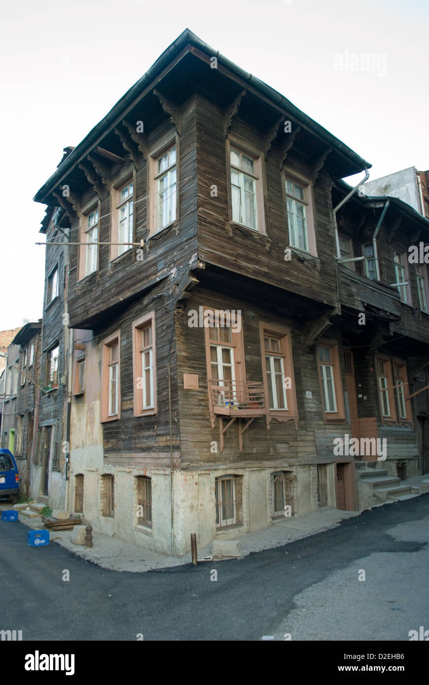 Une maison en bois du 19ème siècle en mauvais quartier kurde de Tarlabasi, Istanbul. La zone a été zoné pour la régénération. Banque D'Images