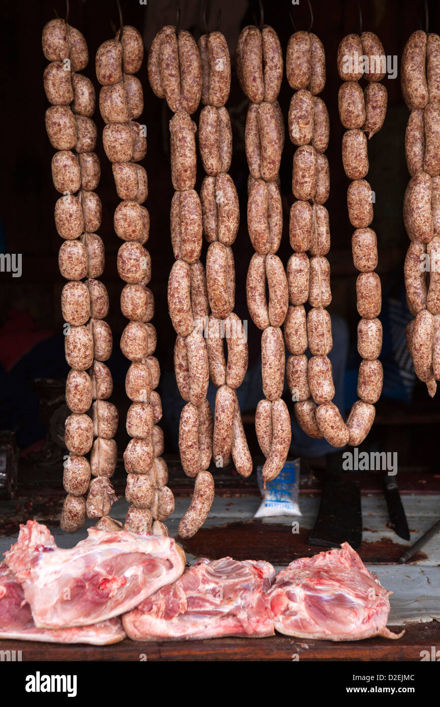 Madagascar, Ambositra, de viande de porc et saucisses à vendre à Butcher's shop window Banque D'Images