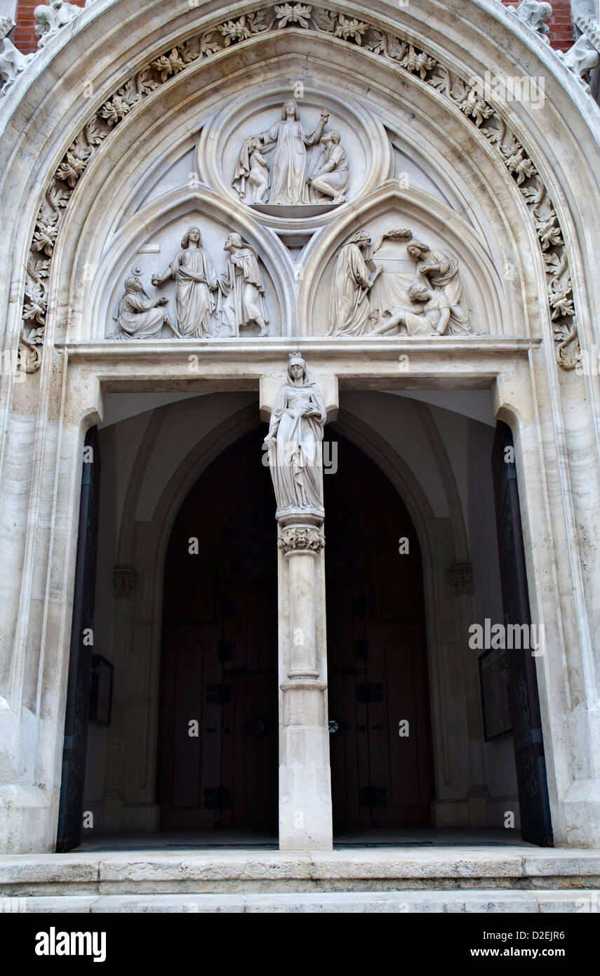 Vienne - 13 février : principal portail de st. Elizabeth église néo-gothique de la Hongrie le 13 février 2010 à Vienne. Banque D'Images
