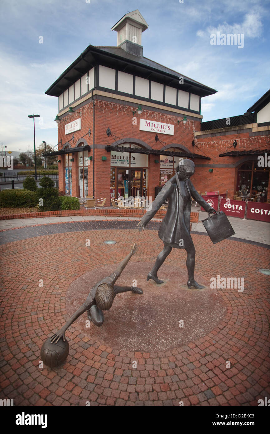 Cheshire Oaks Designer Outlet Mall Ellesmere Port la mère et l'enfant sculpture par Alan Wilson Banque D'Images