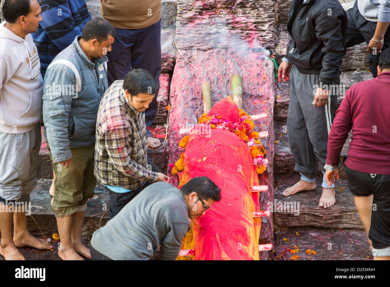 Une funérailles hindoues au temple de Pashupatinath, un temple hindou de Seigneur Shiva situé sur les rives de la rivière Bagmati Kathmandu, Népal Banque D'Images Une funérailles hindoues au temple de Pashupatinath, un temple hindou de Seigneur Shiva situé sur les rives de la rivière Bagmati Kathmandu, Népal Banque D'Images