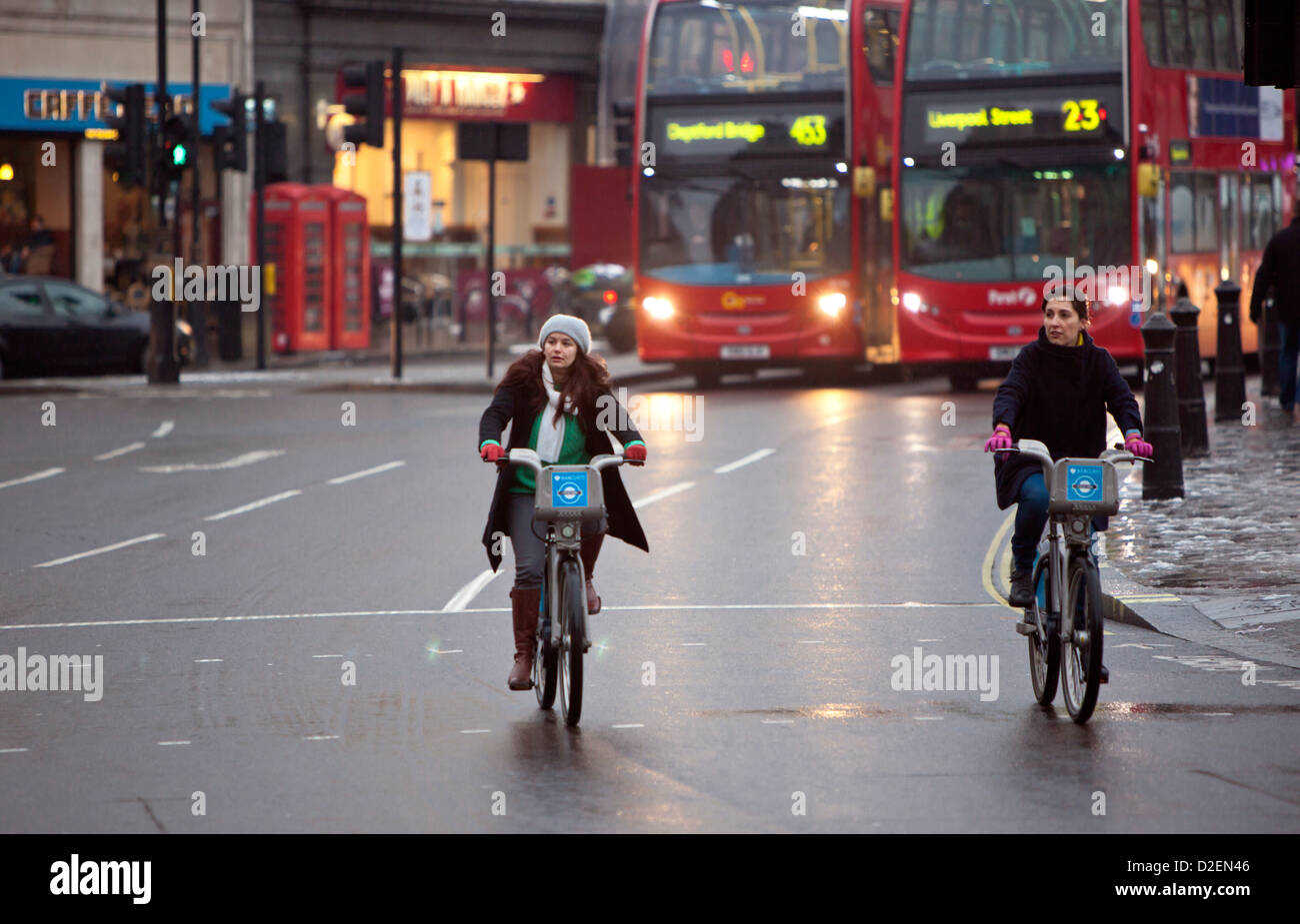 Femmes cyclistes dans les rues du Grand Londres, Angleterre, Royaume-Uni Banque D'Images