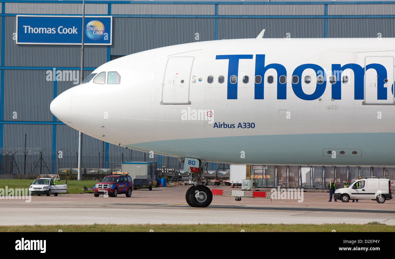 Airbus A330 Thomas Cook plan traversant le crochet de Thomas Cook à l'aéroport de Manchester Banque D'Images