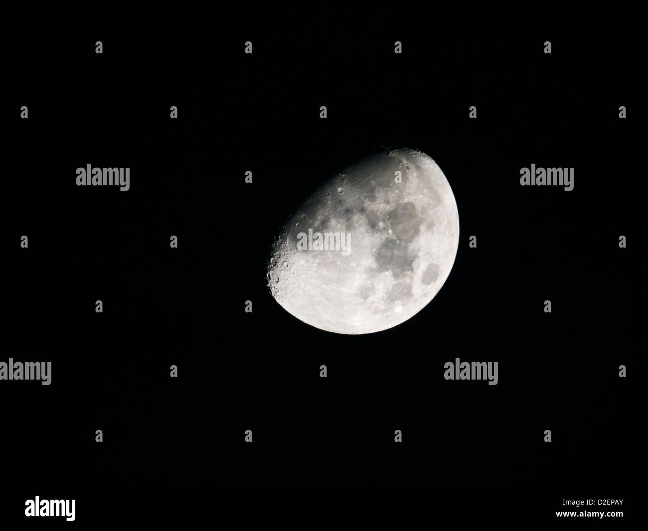 Une Lune Gibbeuse Dans Un Ciel De Nuit Noire. Image Réalisée à L'aide D ...