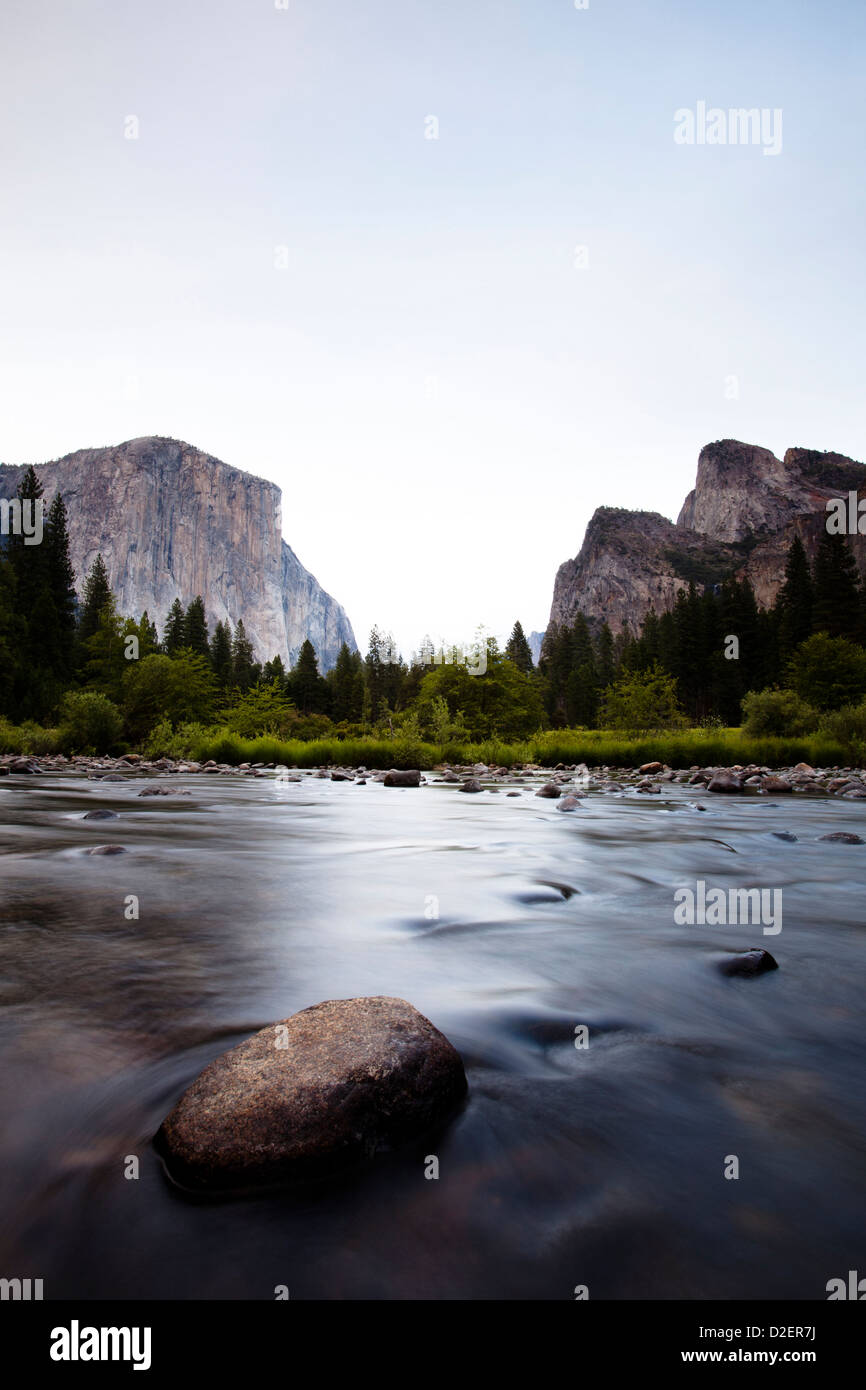 La Merced River s'écoule doucement à travers les portes de la vallée Yosemite. Banque D'Images