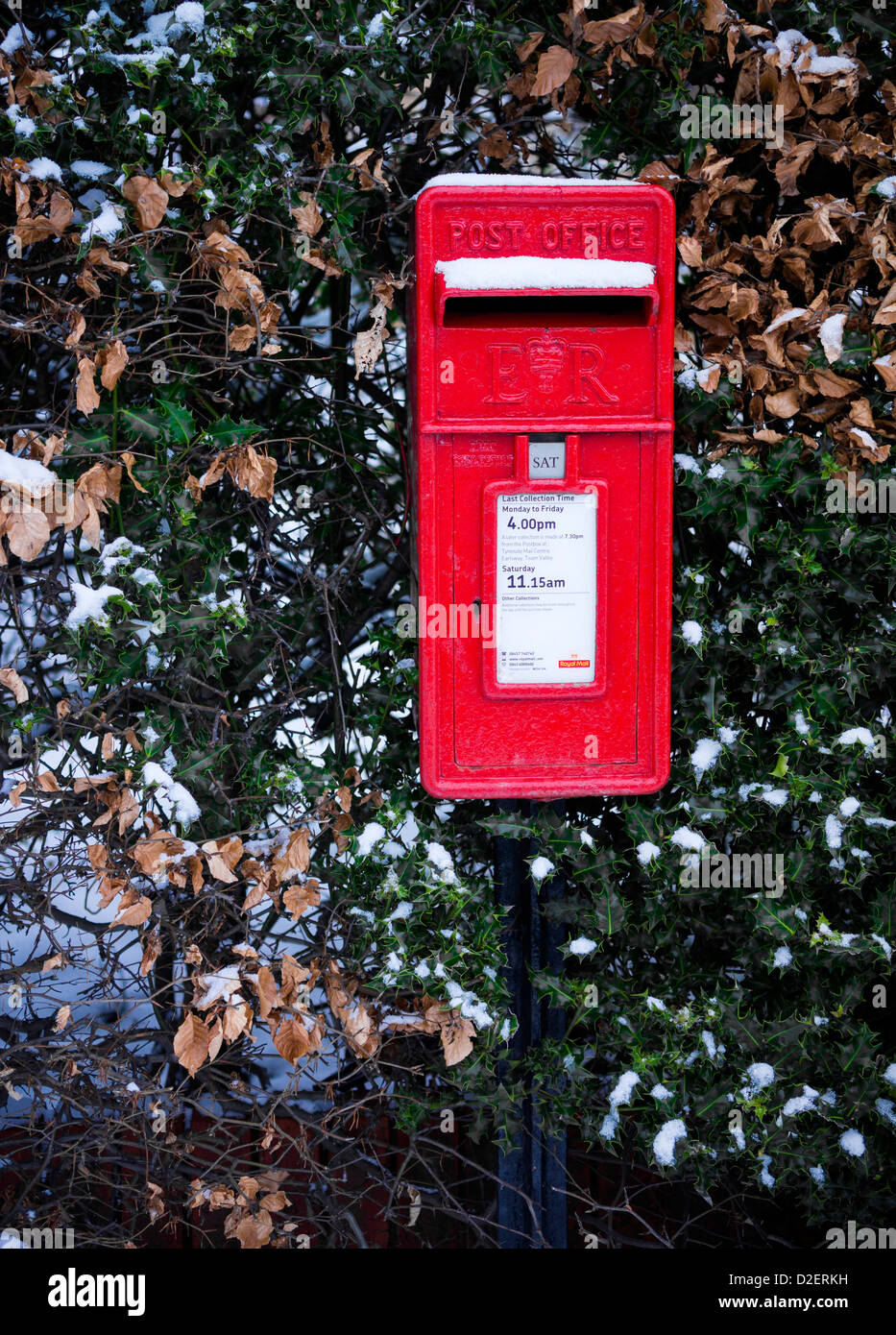 Un rouge traditionnel Post Box en hiver. Banque D'Images