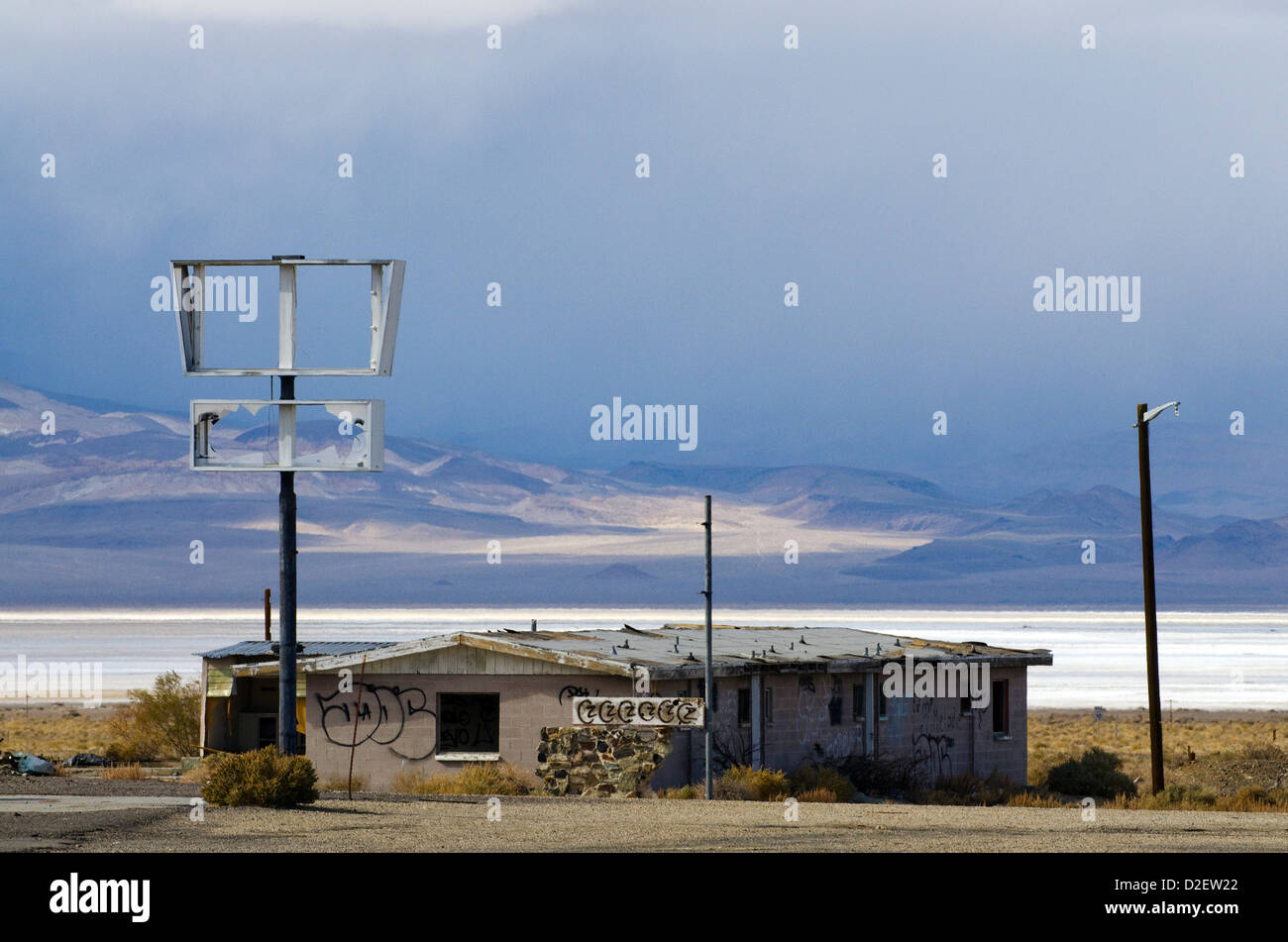 Des bâtiments abandonnés dans le désert le long de la route 95 dans le Nevada. Banque D'Images