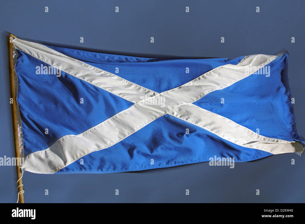 La Croix de Saint Andrews, le drapeau national de l'Écosse, vu contre un ciel sombre Banque D'Images