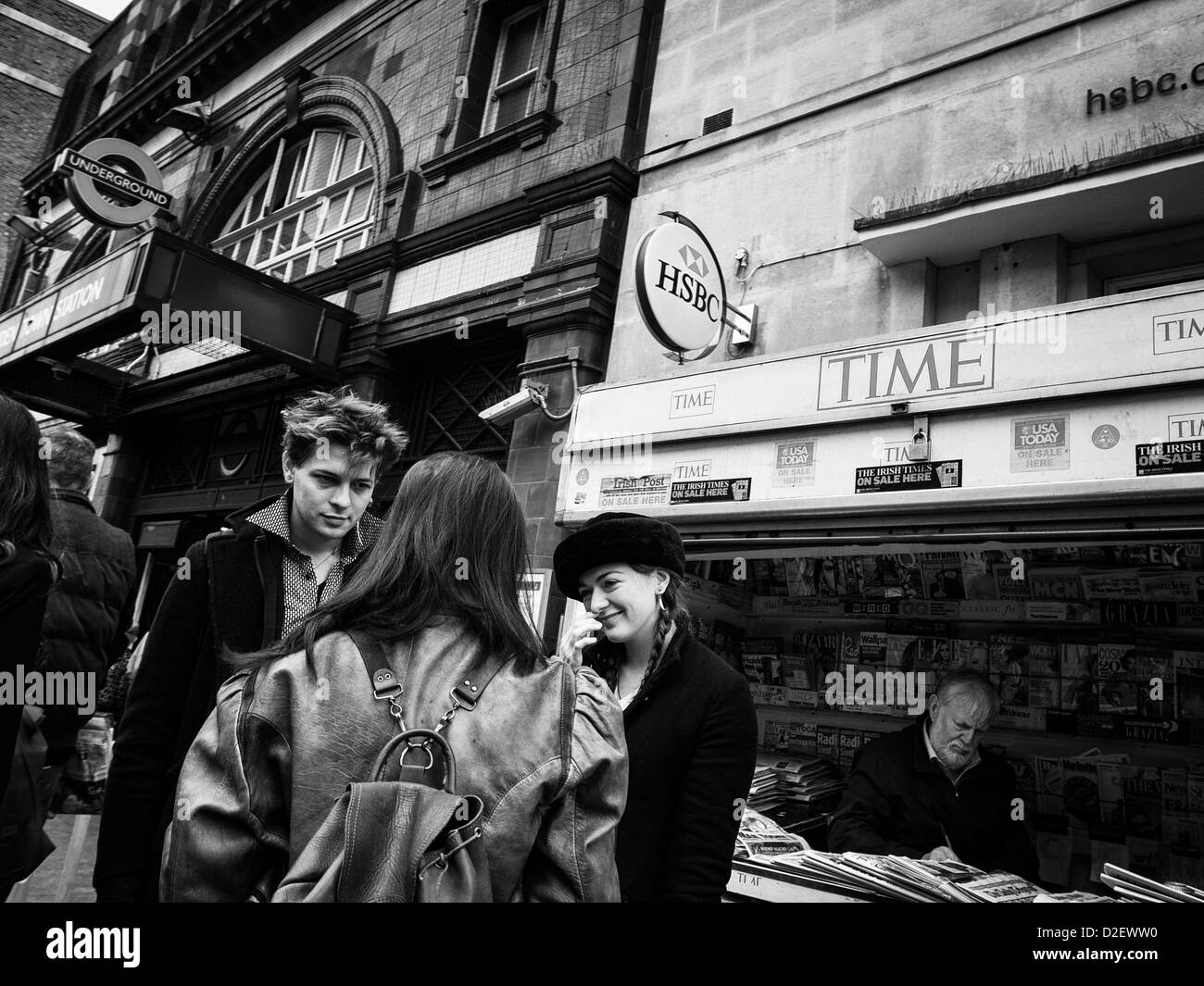 Fille avec cabane et un garçon aux cheveux sauvages par la station de métro Banque D'Images