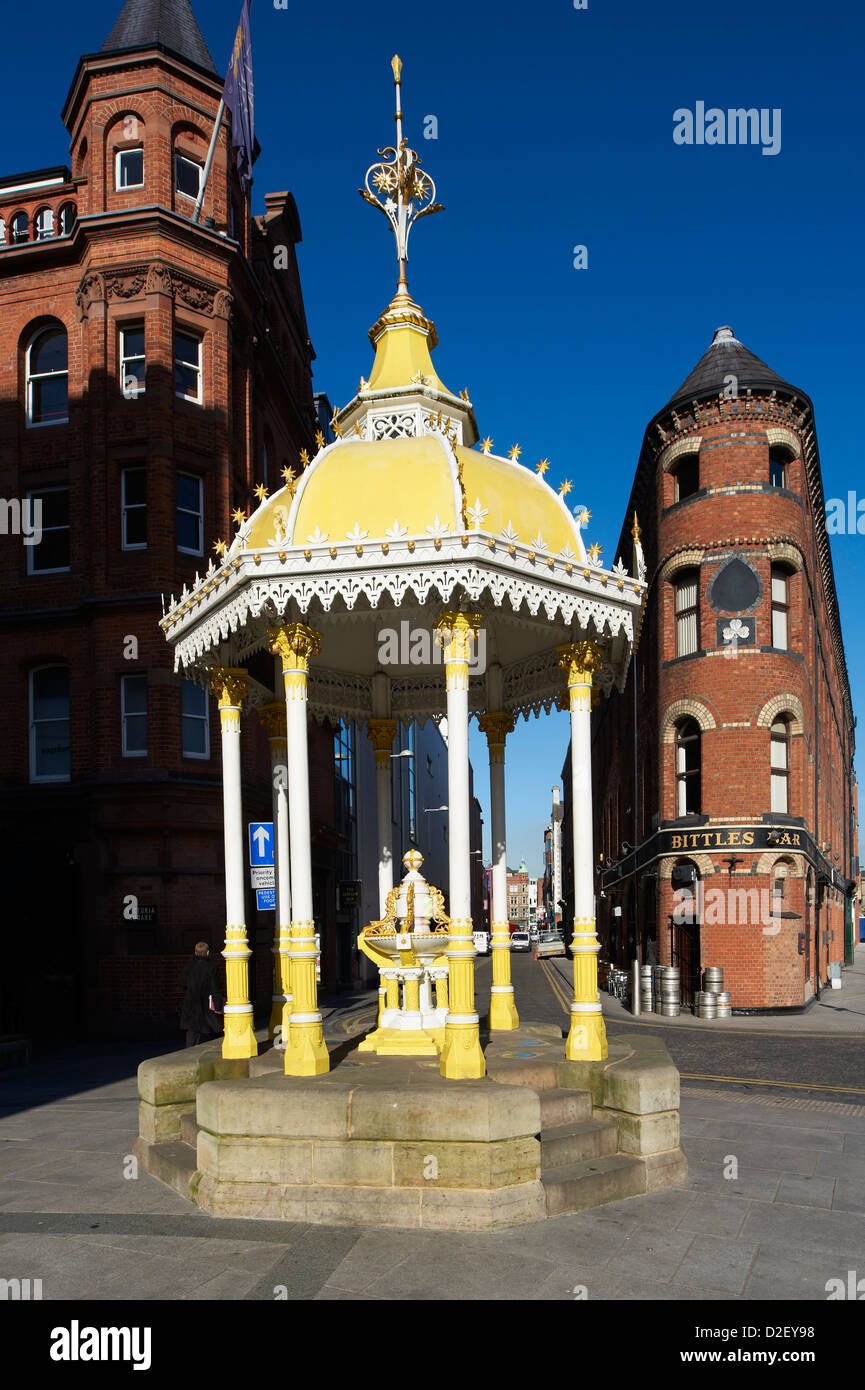 La fontaine avec Jaffe Bittles Bar, Street, Belfast, Irlande du Nord Banque D'Images