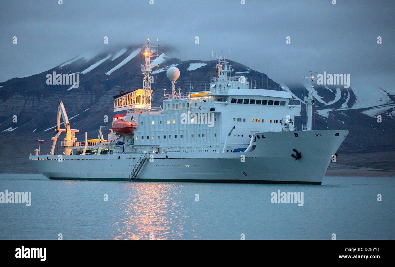 Bateau de croisière russe, Svalbard, Sergey NorwayAkademik Vavilov-Russian construit en 1988 par les navires de recherche, qui est maintenant un navire de croisière. Banque D'Images