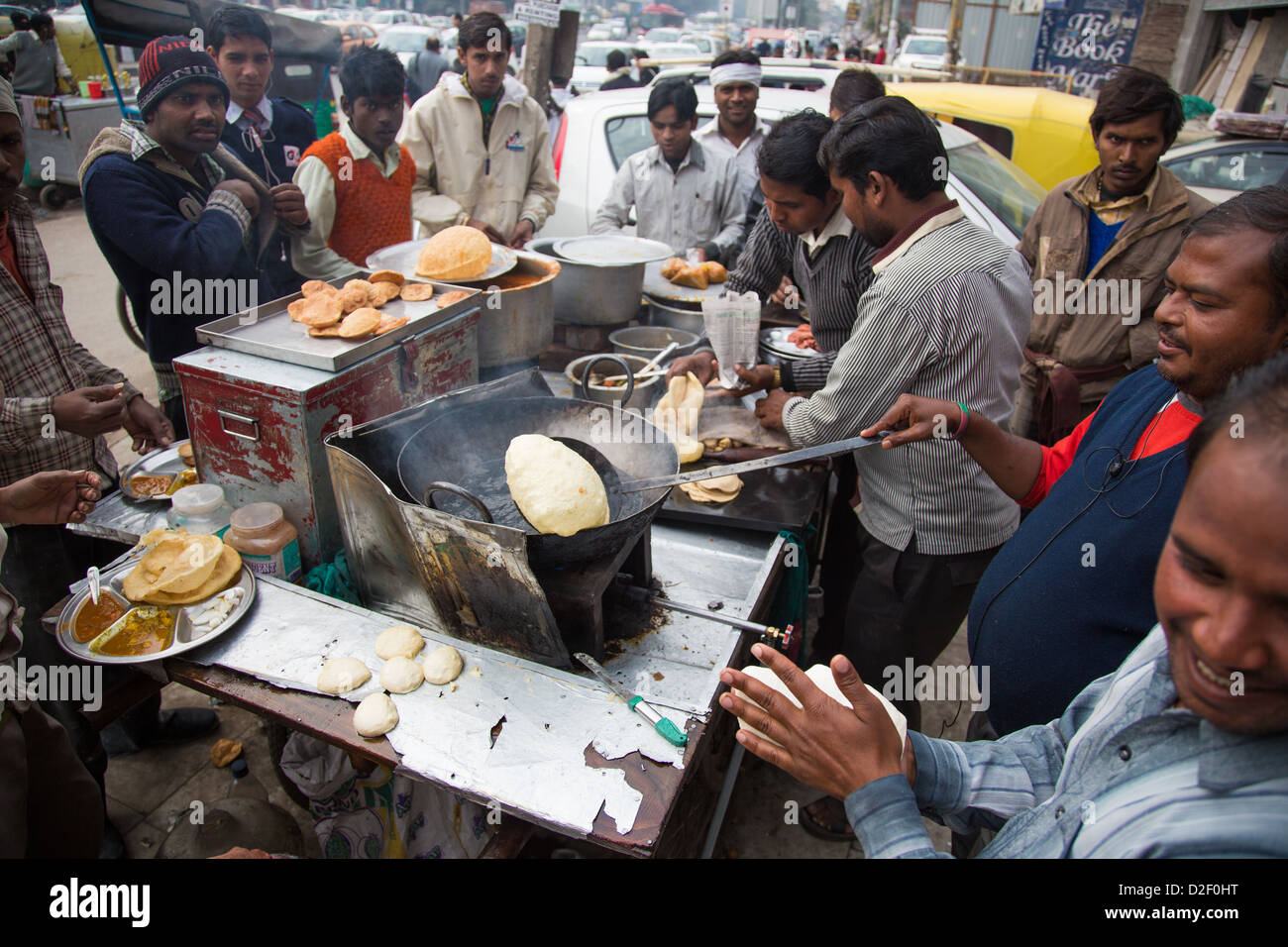 Street food vendor puri friture dans Delhi, Inde Banque D'Images