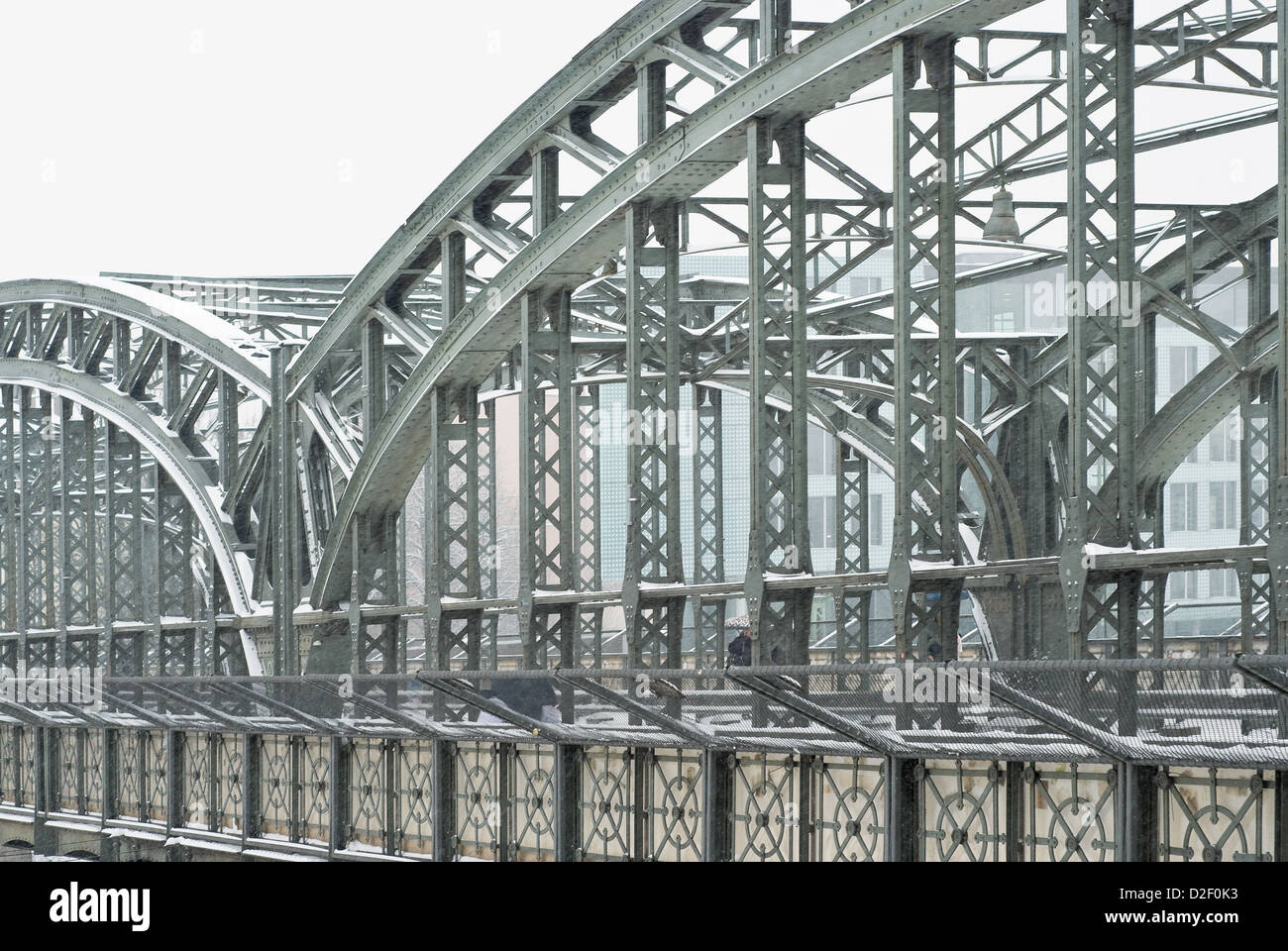 Pont en treillis métallique à l'hiver à Munich Banque D'Images
