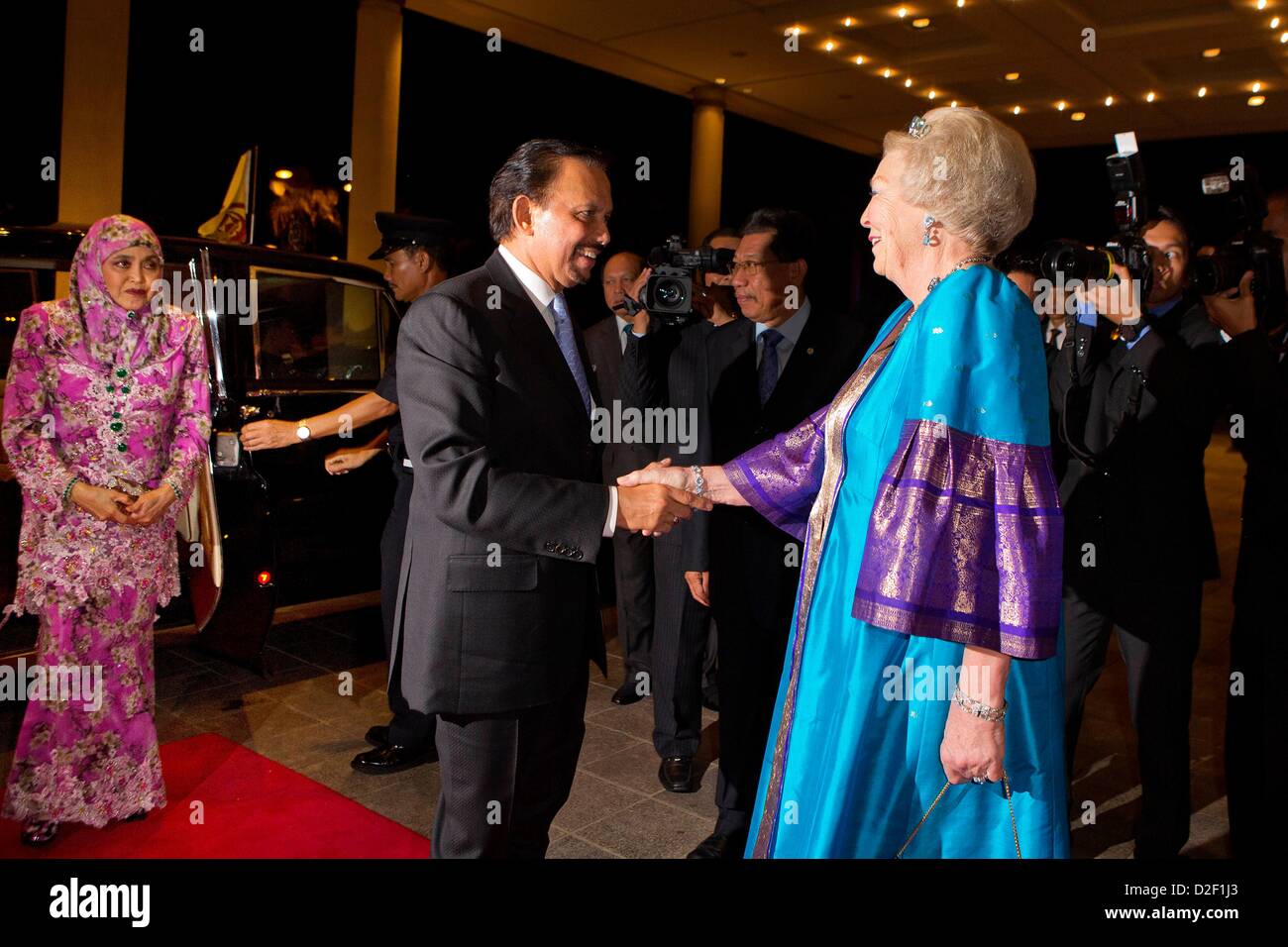 Le Sultan Hassanal Bolkiah de Brunei (C) et son épouse Pengiran Anak Saleha (L) bienvenue la Reine Beatrix des Pays-Bas avant un concert à l'Empire Theatre au Brunei, 22 janvier 2013. Les Royals néerlandais sont sur une visite d'Etat de deux jours du sultanat. Photo : Patrick van Katwijk Pays-bas OUT Banque D'Images