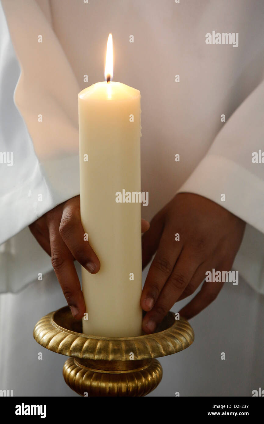 Placement d'un enfant de chœur cierge Banque D'Images