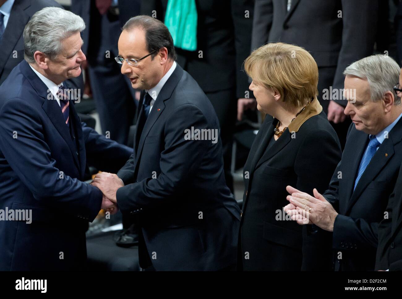 Le Premier ministre français Jean-Marc Ayrault (R) et la Chancelière  allemande, Angela Merkel, regarder le président allemand Joachim Gauck (L),  et le président français François Hollande se serrer la main au cours