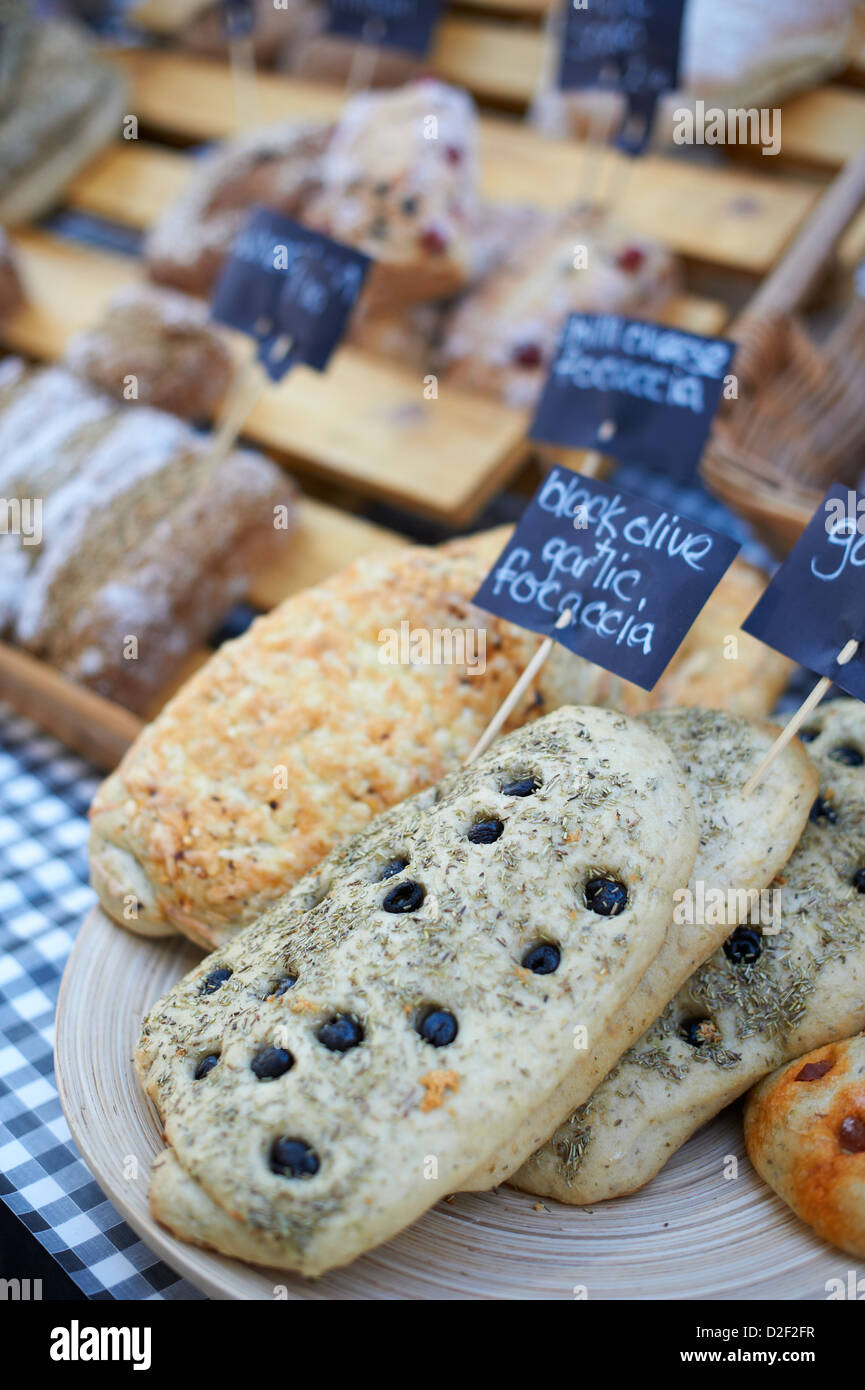 Pain frais maison à St Georges, marché des producteurs de l'intérieur de l'Irlande du Nord Belfast Banque D'Images