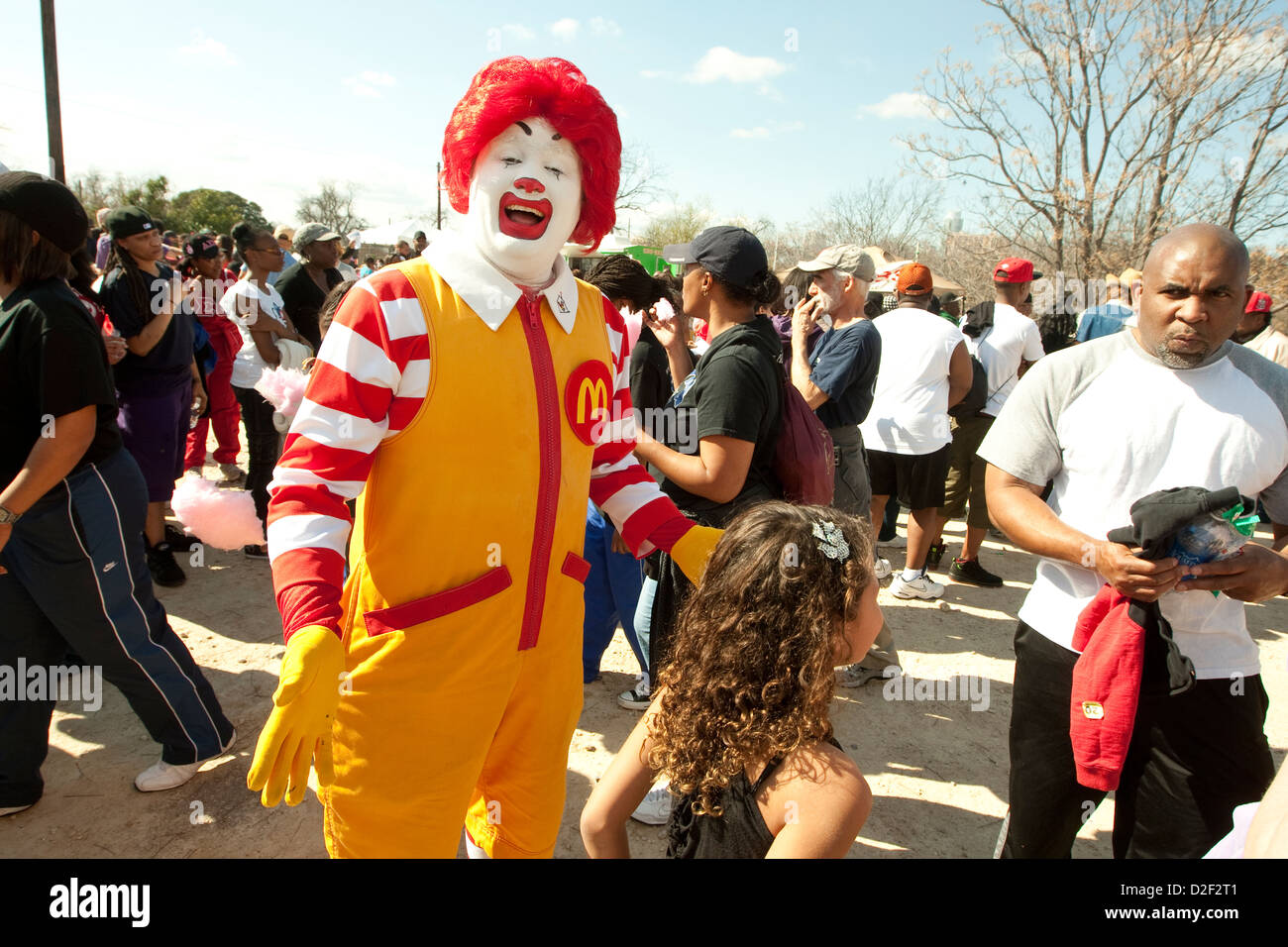 L'homme habillé en clown Ronald McDonald, la mascotte de caractère primaire de la MCDONALD'S restaurant fast-food chain Banque D'Images