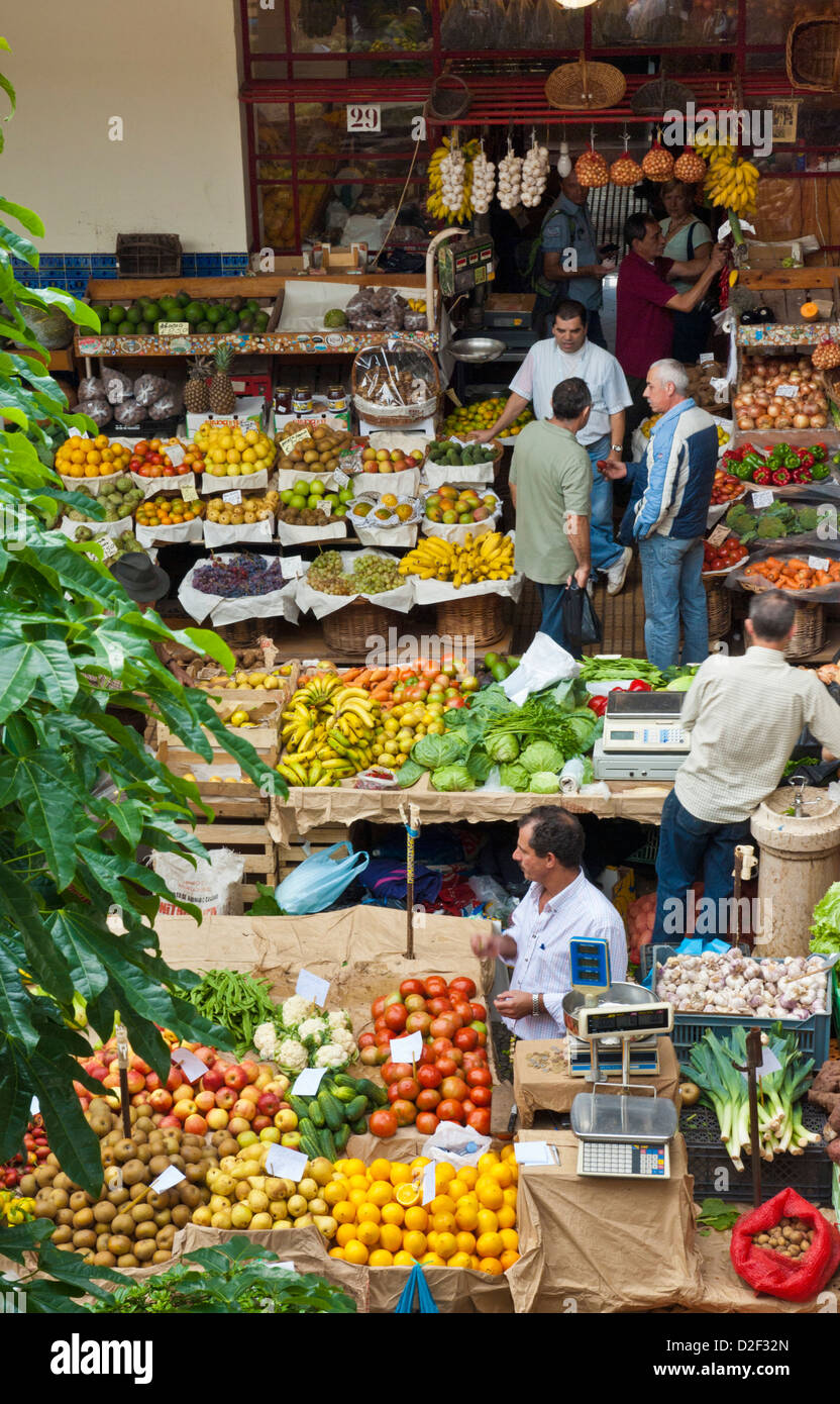 Mercado DOS Lavradores le marché couvert pour les producteurs de fruits de l'île de Madère Funchal Portugal Europe de l'UE Banque D'Images