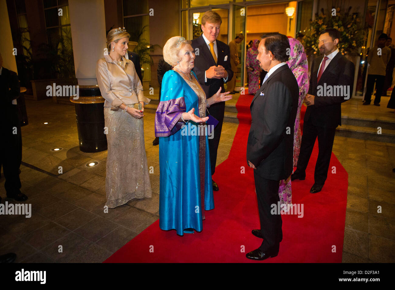 La Reine Beatrix des Pays-Bas, le Prince Willem-Alexander et la Princesse Maxima bienvenue Le Sultan Haji Hassanal Bolkiah et son épouse Pengiran Anak Saleha avant un concert à l'Empire Theatre au Brunei, 22 janvier 2013. Les Royals néerlandais sont sur une visite d'Etat de deux jours du sultanat. Photo : Patrick van Katwijk Pays-bas OUT Banque D'Images