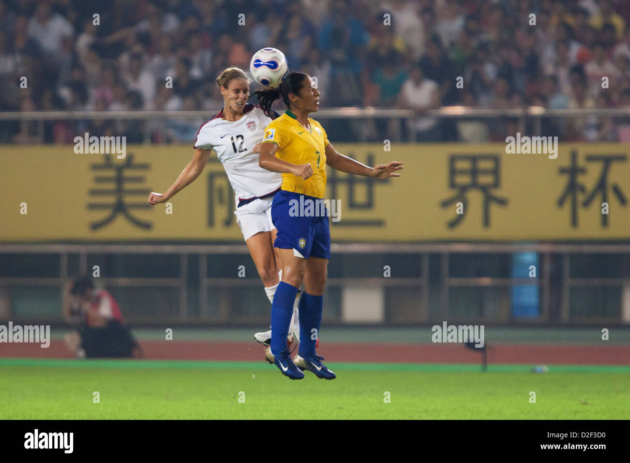 Leslie Osborne, de l'United States (L) et Daniela du Brésil (R) s'affrontent pendant un en-tête au cours d'une Coupe du Monde féminine de la fifa demi-finale. Banque D'Images