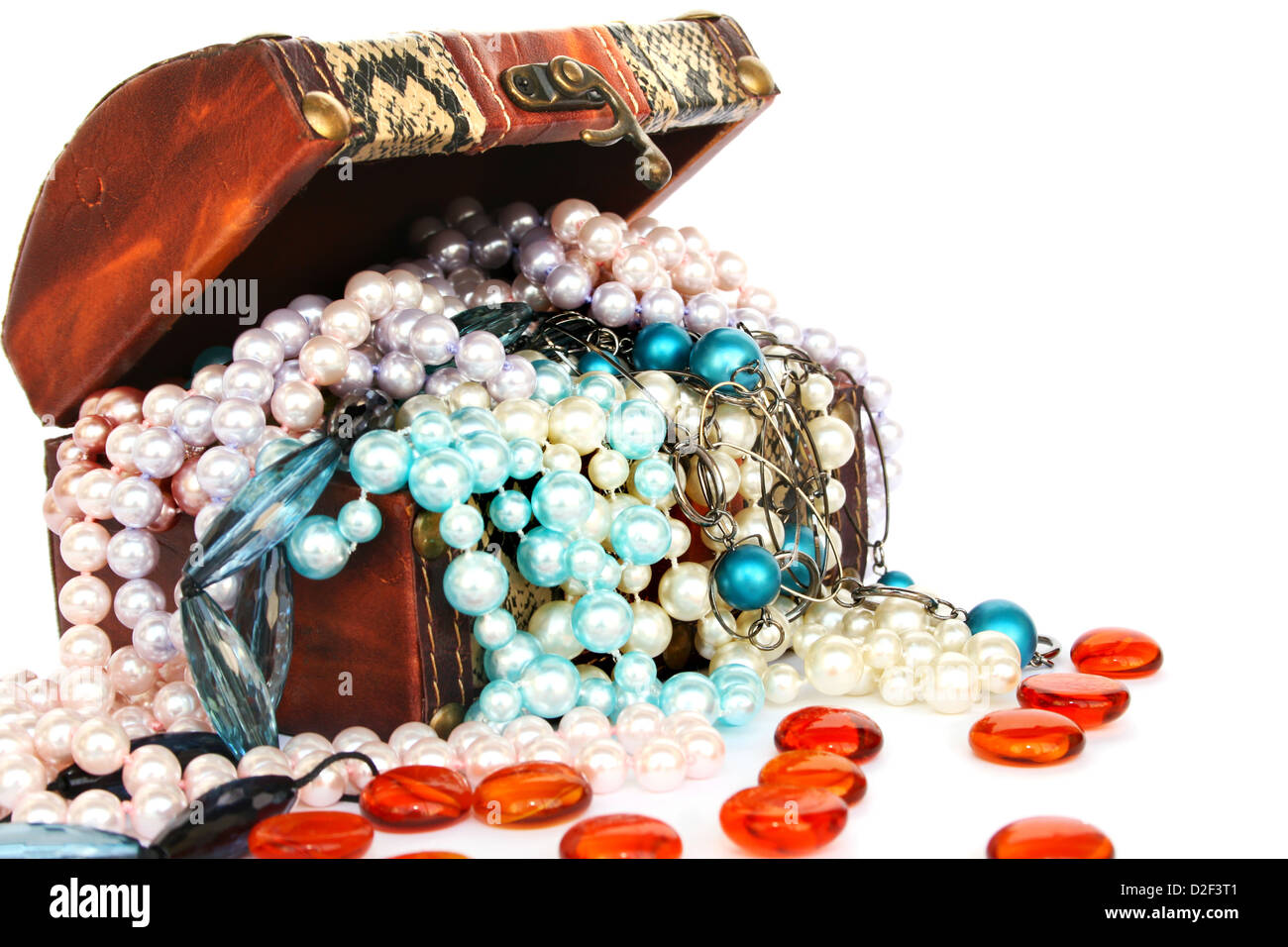 Boîte de bijoux de colliers et de pierres isolé sur fond blanc. Banque D'Images