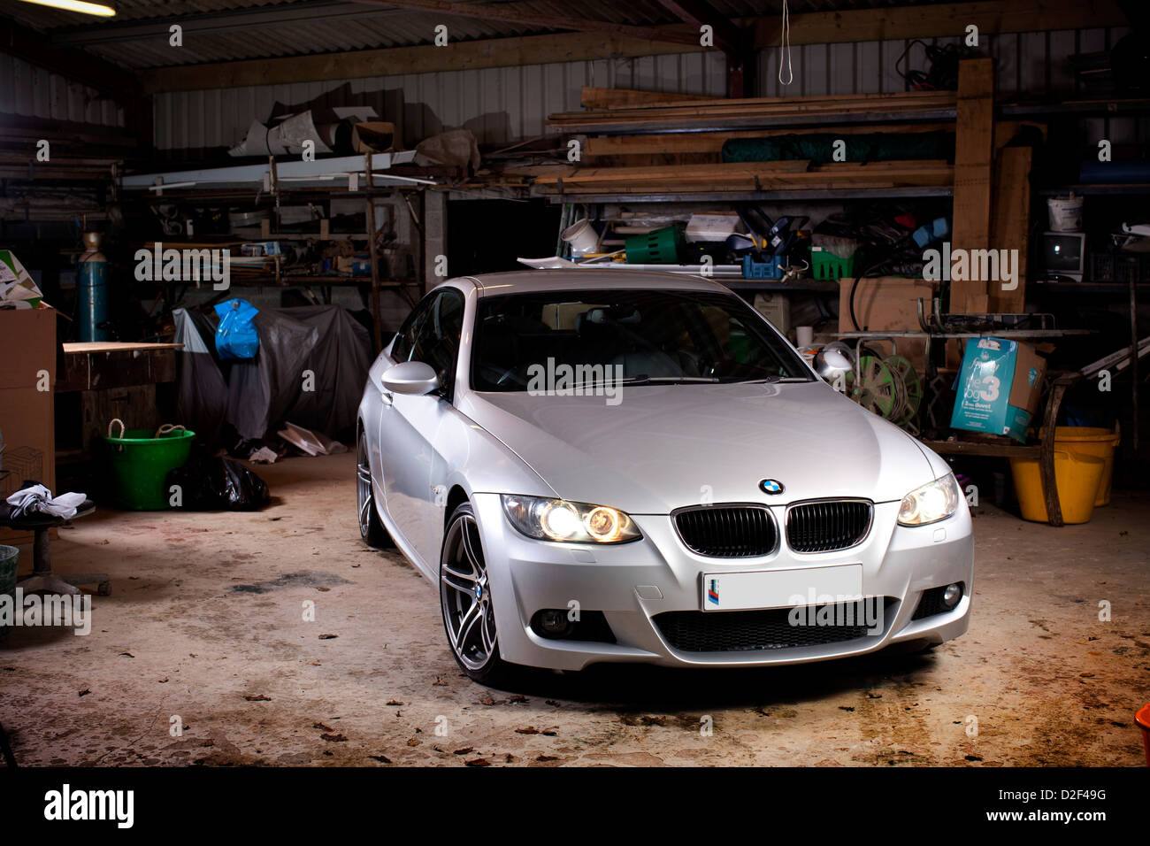 BMW Série 3 Silver 2 litre litre moteur diesel voiture dans un garage. Banque D'Images