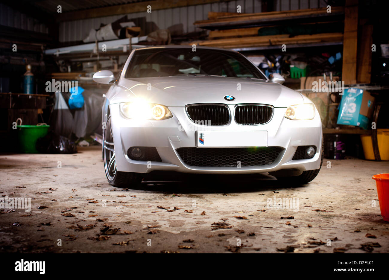 BMW Série 3 Silver 2 litre litre moteur diesel voiture dans un garage. Banque D'Images