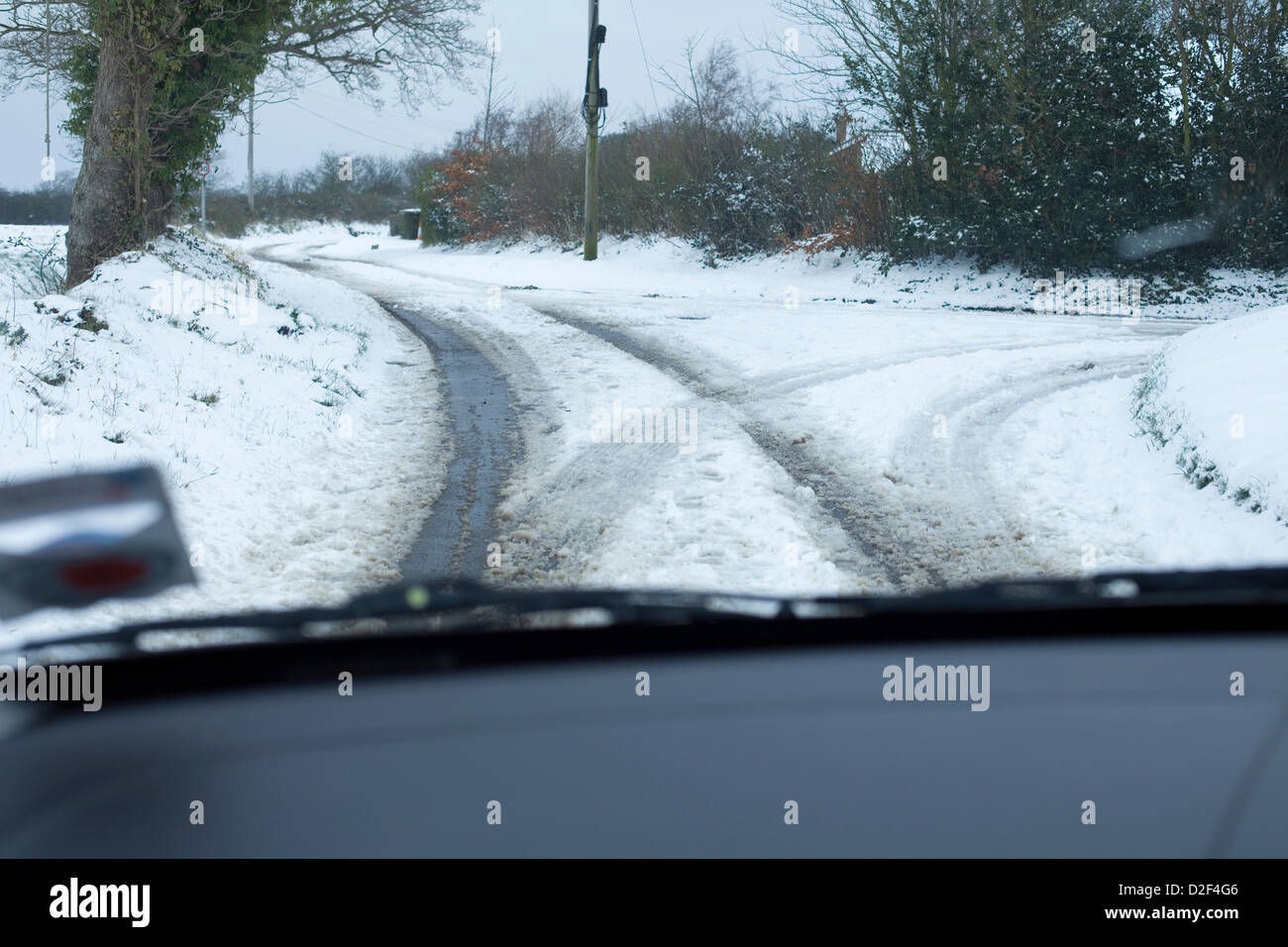 La vue depuis l'intérieur d'une voiture de la neige a couvert les routes rurales à Norfolk, Royaume-Uni. De nombreux chemins ruraux et voies étaient couvertes de neige et glace qui les rend difficile d'adopter, comme vu de l'intérieur de cette voiture. Banque D'Images
