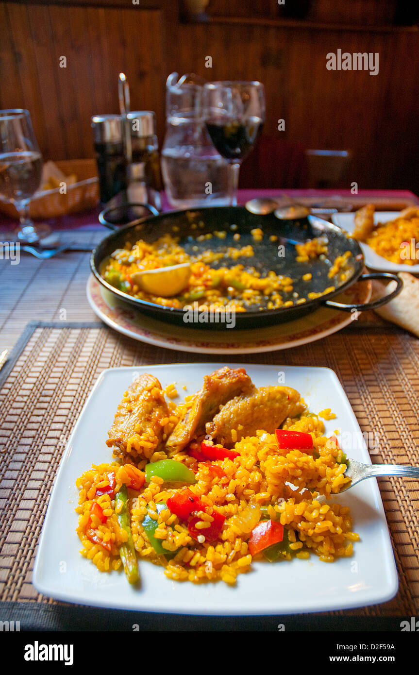 Paella Valenciana de servir. L'Espagne. Banque D'Images