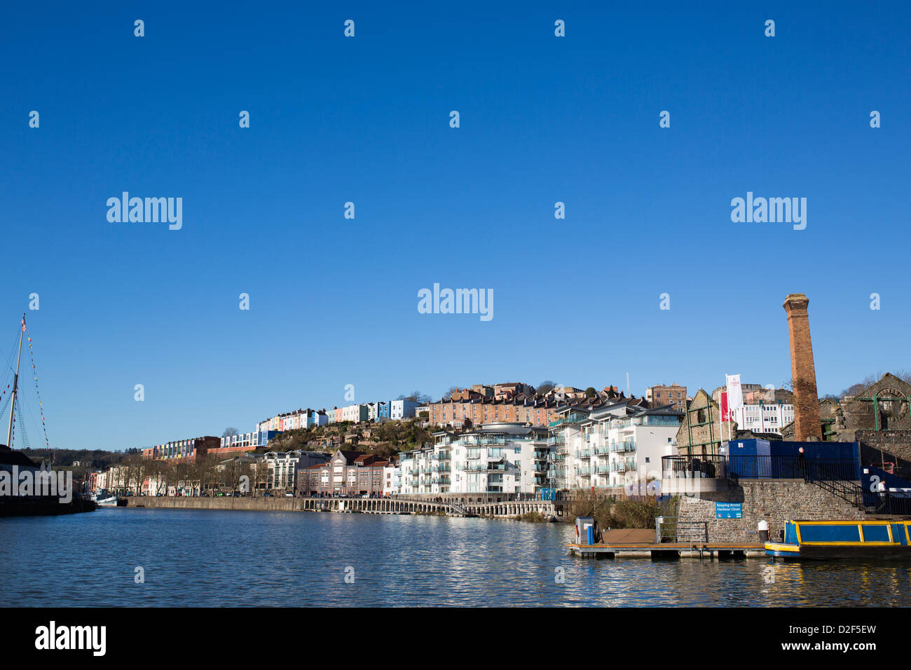 Les zones de bois de condensats chauds et clifton de bristol vu que depuis le harborside sur une journée ensoleillée avec ciel bleu clair. Banque D'Images
