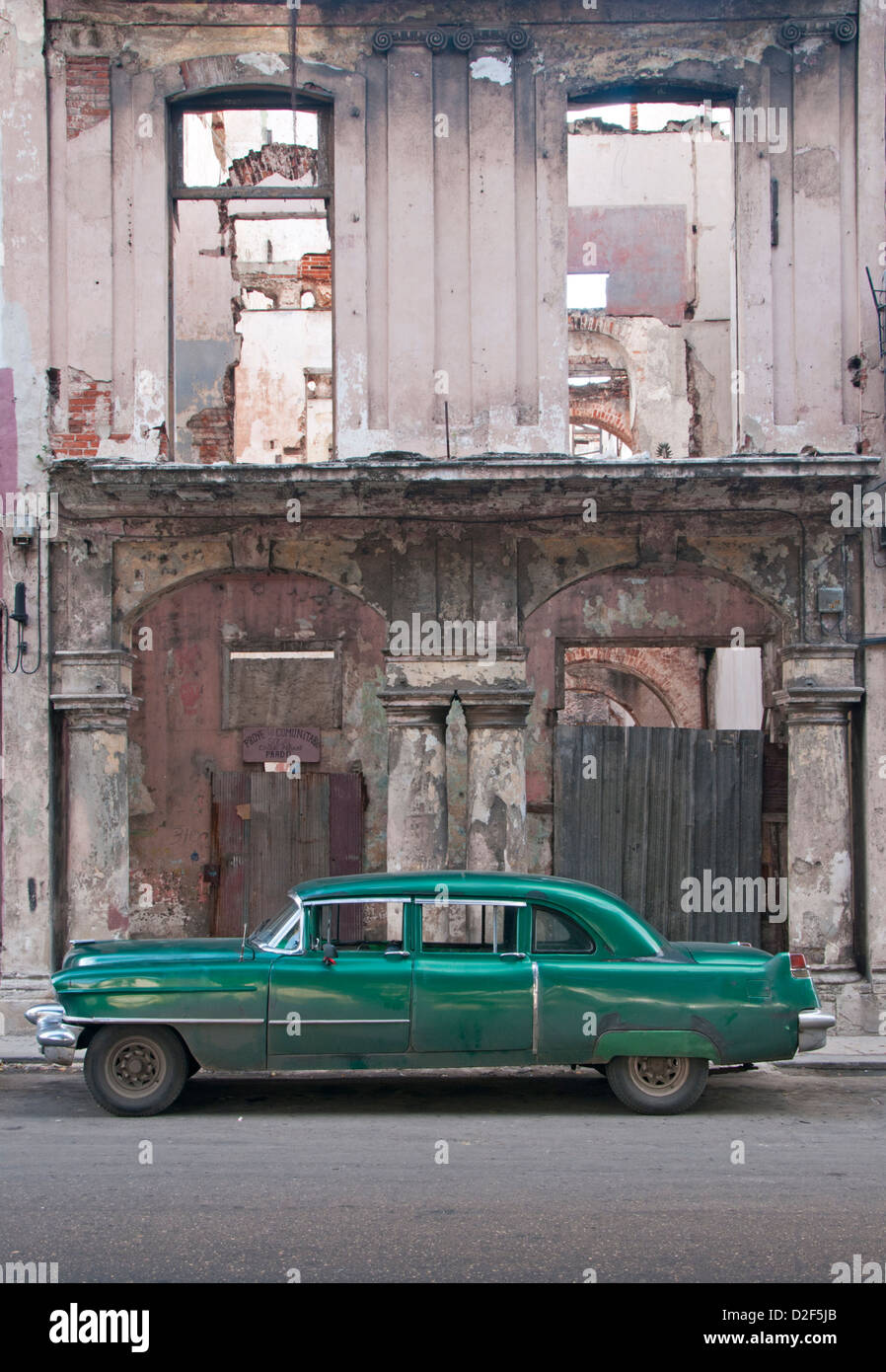 Old American 1950 Classic Car en face de bâtiments délabrés, Paseo del Prado, Centro Habana, La Havane, Cuba Banque D'Images
