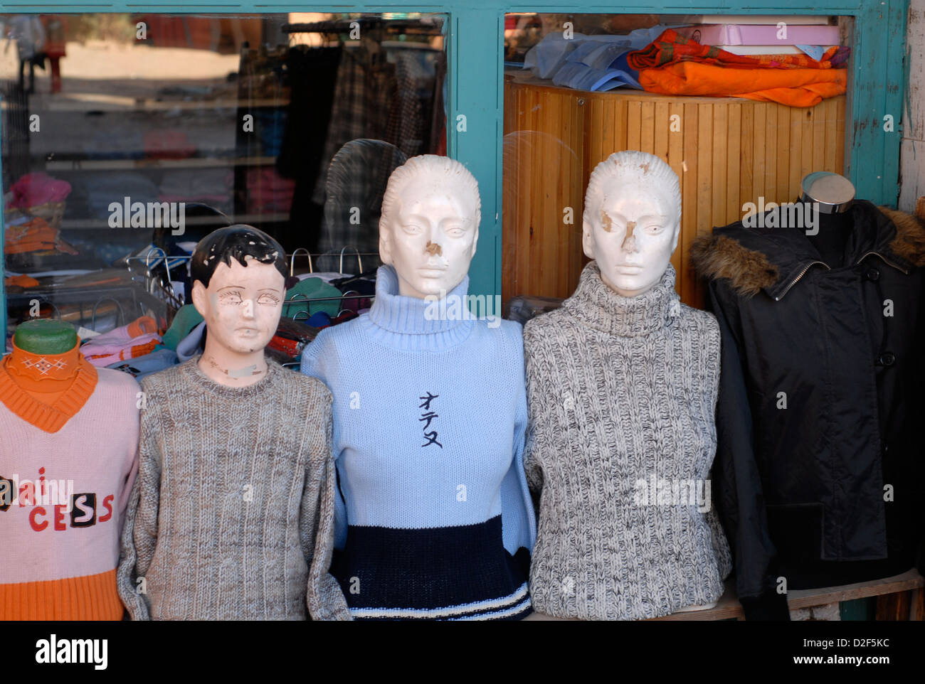 Boutique endommagé des mannequins au pulls à l'extérieur d'un magasin de vêtements à Ouarzazate maroc Banque D'Images