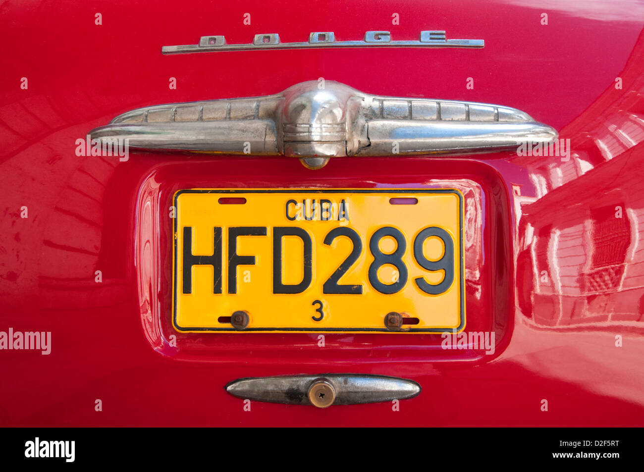 La plaque d'immatriculation cubaines sur le coffre d'une vieille voiture américaine dodge rouge, la Havane, Cuba Banque D'Images