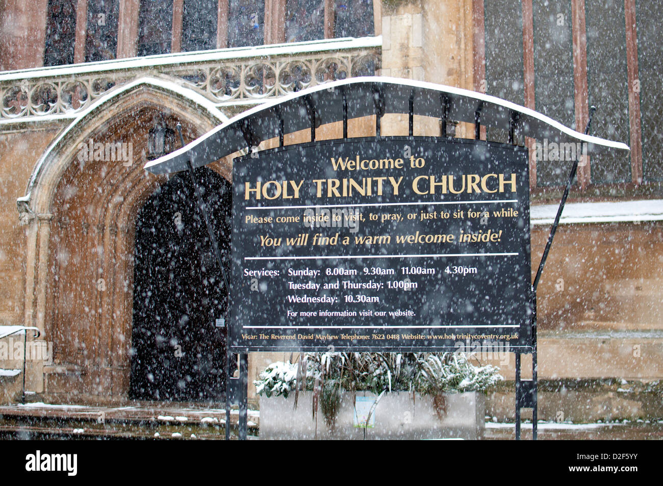 Conseil de l'église Holy Trinity par temps de neige, Coventry, Royaume-Uni Banque D'Images