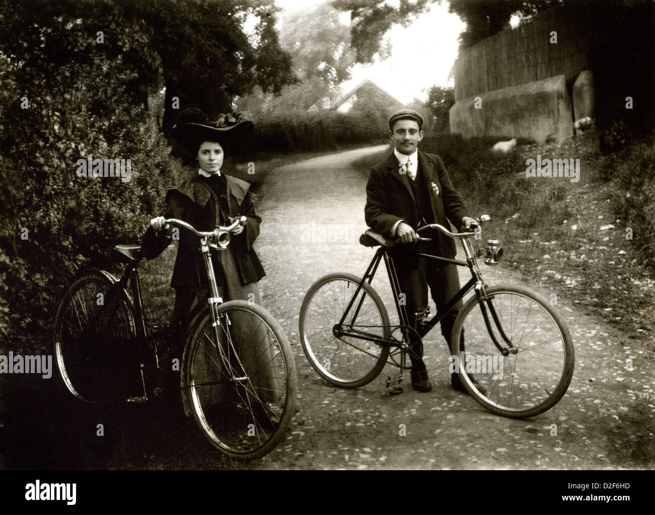 Vélo Vintage, homme et femme, les cyclistes de tournant du siècle avec des vélos Banque D'Images