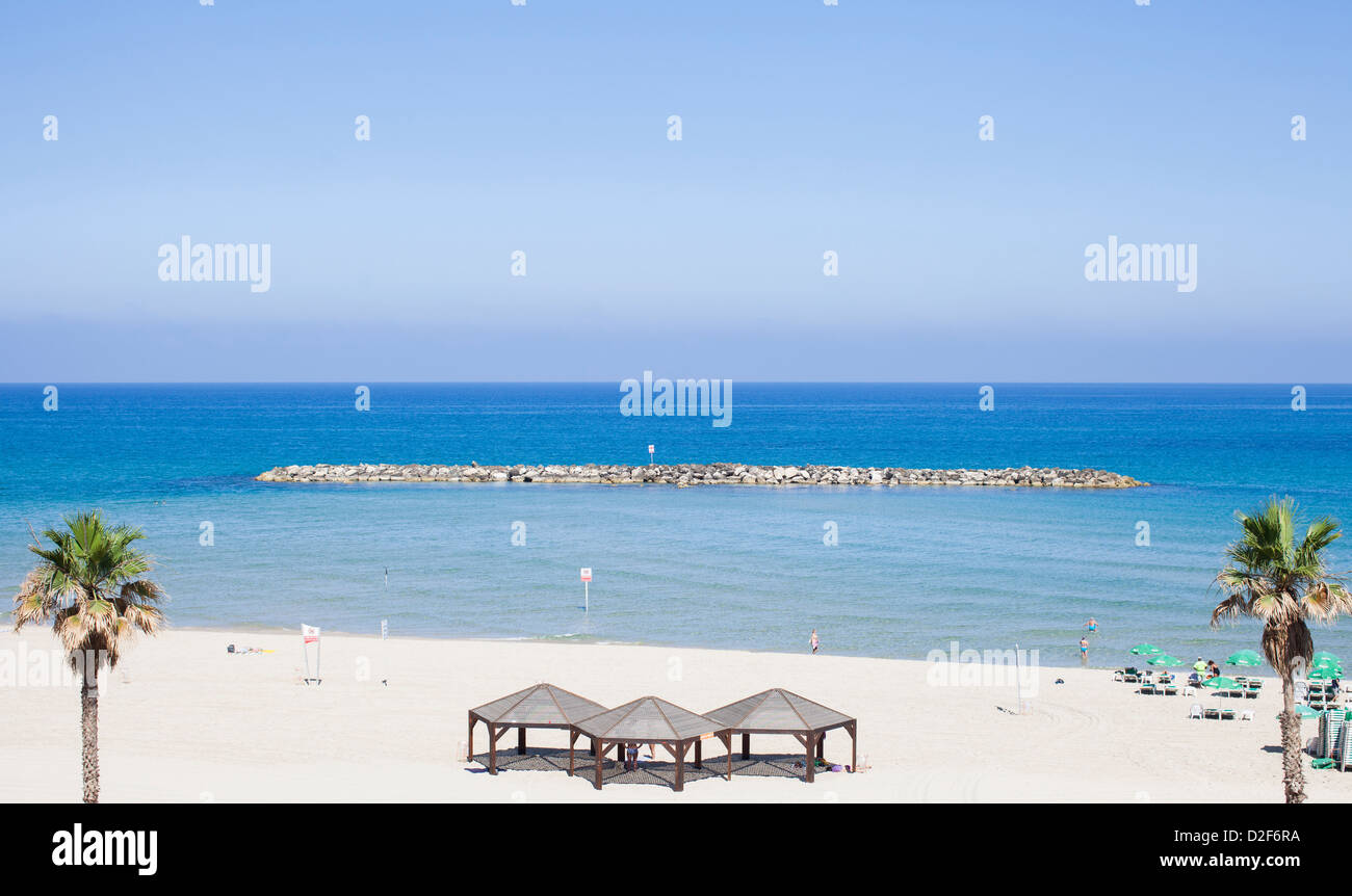 Plage de sable et de ciel bleu à Tel Aviv, Israël. La pittoresque sands et mer turquoise sont de plus en plus populaire auprès des touristes. Banque D'Images