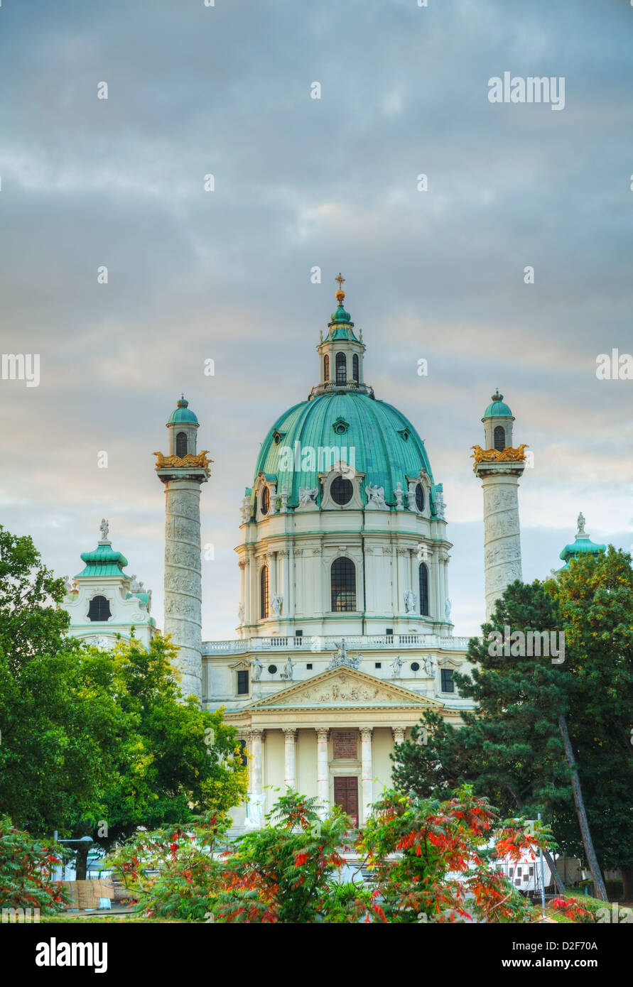 Karlskirche à Vienne, Autriche le matin au lever du soleil Banque D'Images
