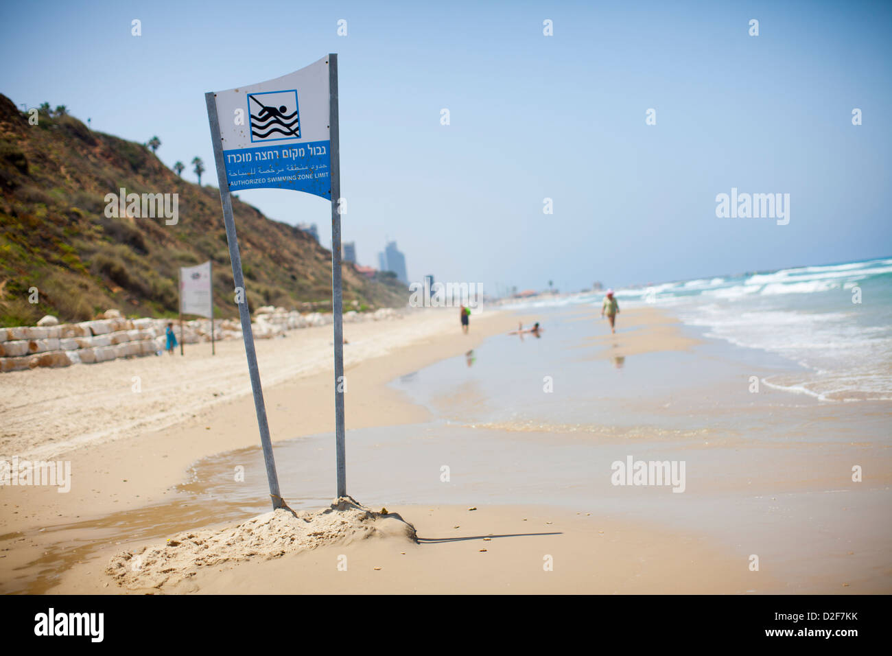 Un panneau d'avertissement d'interdiction de baignade sur une plage de la mer Méditerranée en Israël. Banque D'Images
