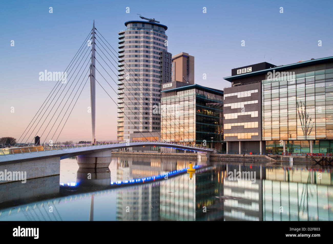 Passerelle Media City et BBC Studios de MediaCityUK au crépuscule, Salford, Greater Manchester, Angleterre, RU Banque D'Images