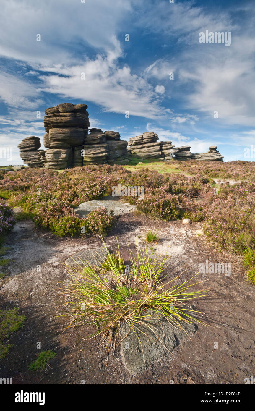 Le Wheelstones ou Coach & Horses Rock Formation sur le bord de la Derwent, parc national de Peak District, Derbyshire, Angleterre, RU Banque D'Images