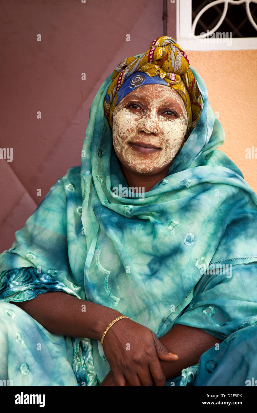 Madagascar, Nosy Be, Be Hell-Ville, femme musulmane de la face protégée avec la pâte de santal Banque D'Images