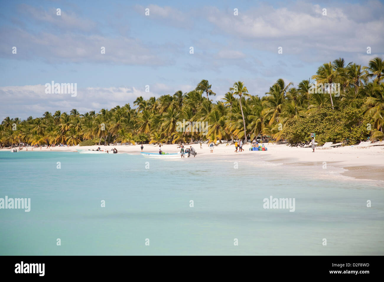 Nord, mer des Caraïbes, d'Hispaniola, la République dominicaine, l'île de Saona, de la mer et de la plage avec des palmiers Banque D'Images