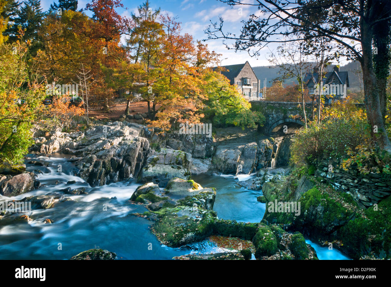 Pont-a-paire Pont et rivière Llugwy en automne, Betws-Y-coed, Arrondissement de Conwy, Parc National de Snowdonia, le Nord du Pays de Galles, Royaume-Uni Banque D'Images