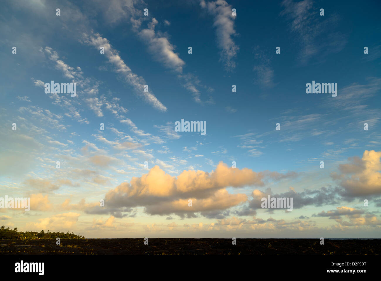 Coucher de soleil sur paysage de lave durcie black rock, Big Island, Hawaii Banque D'Images